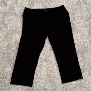 Women's Medium Nike Dri-Fit Capri Leggings, Black